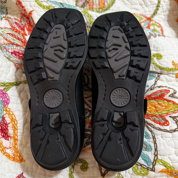 UGG EUC WOMEN’s slip on leather slides. They have only been worn once. Sz 6 - Picture 4 of 7